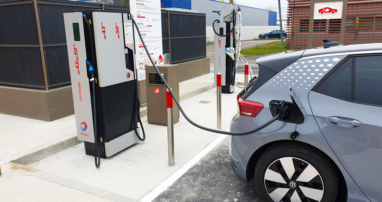 Elektrofahrzeug eines Chargemap-Pass-Kunden, angeschlossen an eine Total-Ladestation